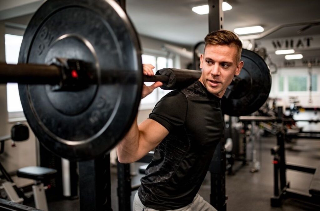 man lifitng barbell