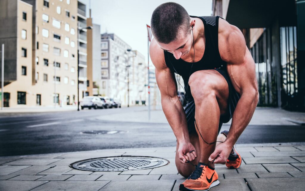 runner tying shoes