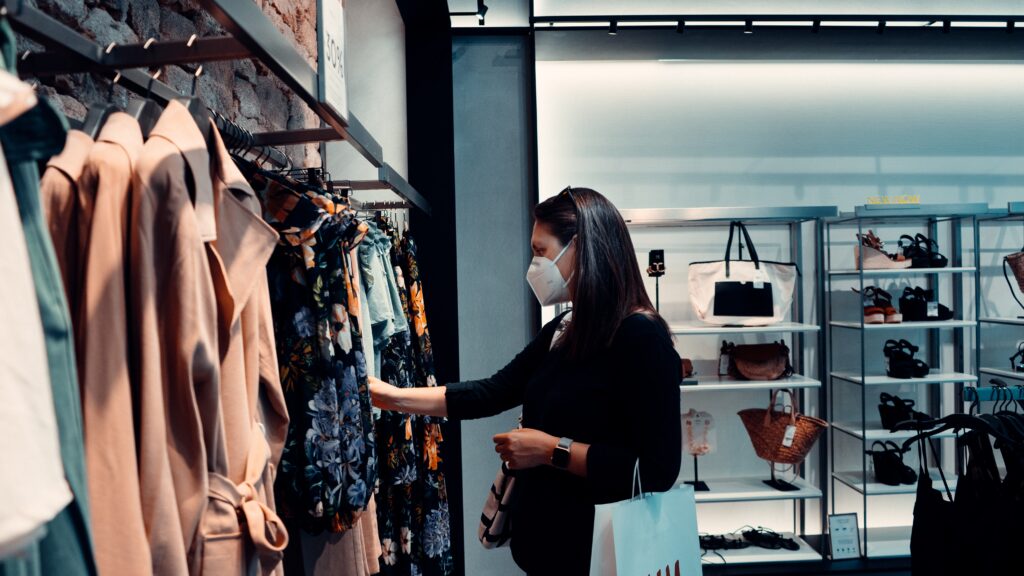 women shopping
