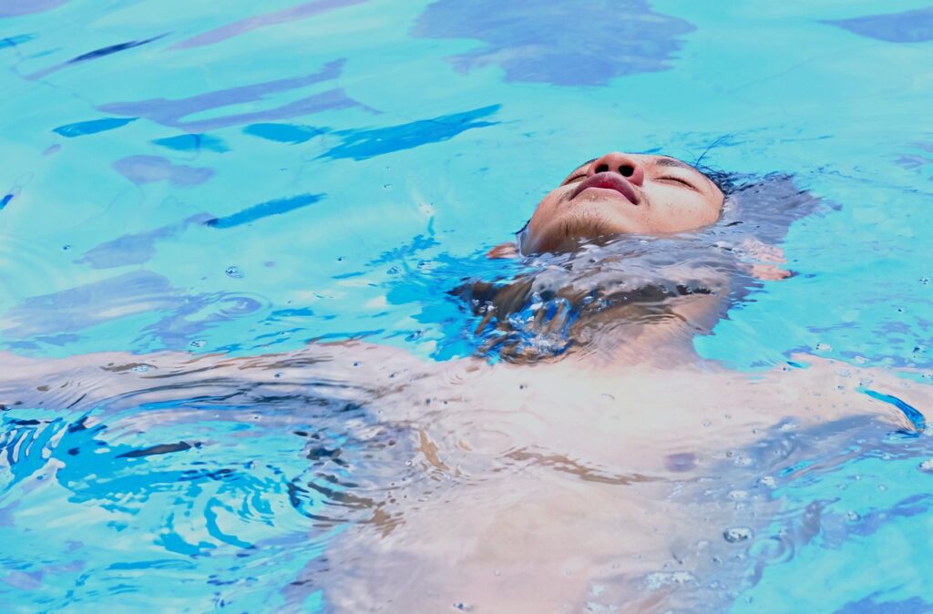 floating, pool, swimming-7479344.jpg