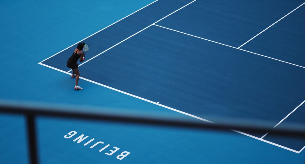 woman-playing-tennis