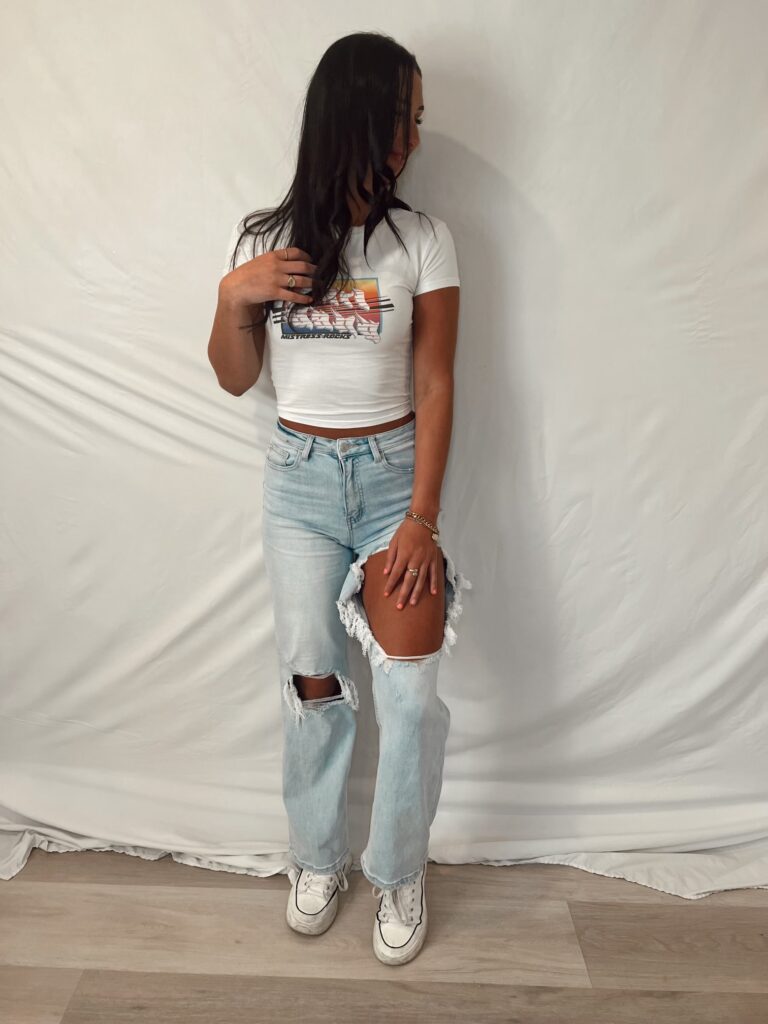 Jeans and Graphic Tee Outfit Inspiration