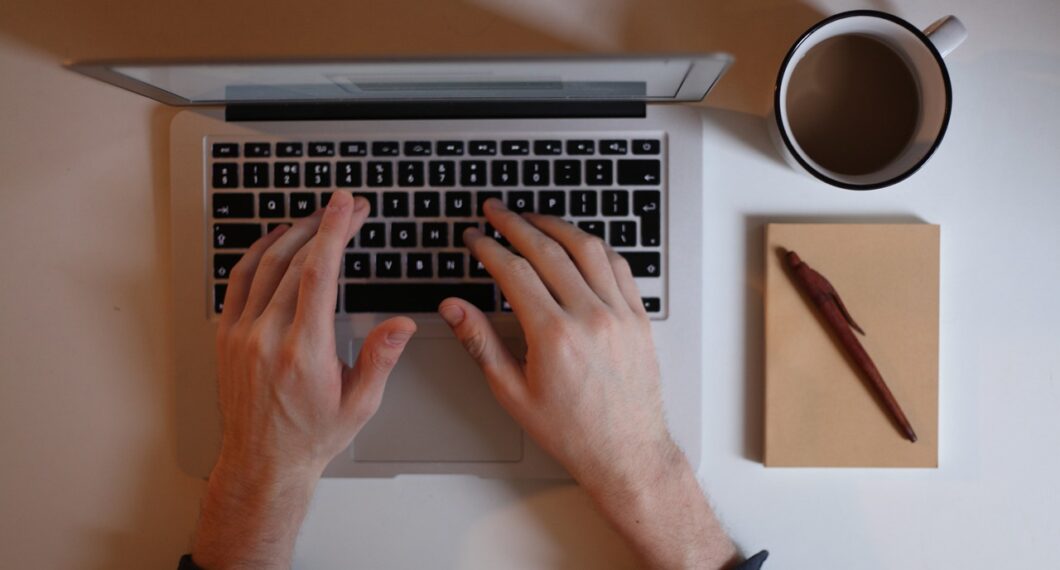 laptop-hands-coffee-3571478