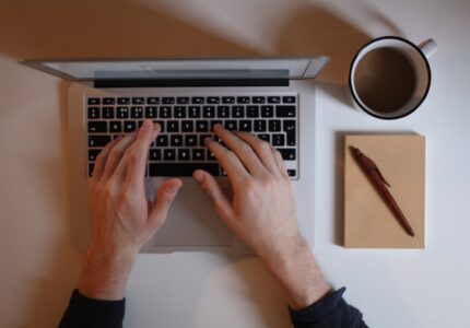 laptop-hands-coffee-3571478