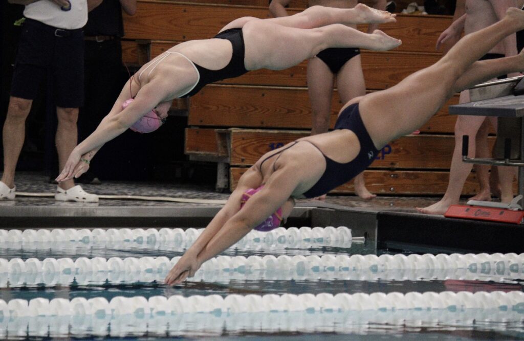swimming start diving into the water