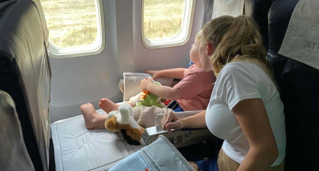 happy-travel-mom-toddler